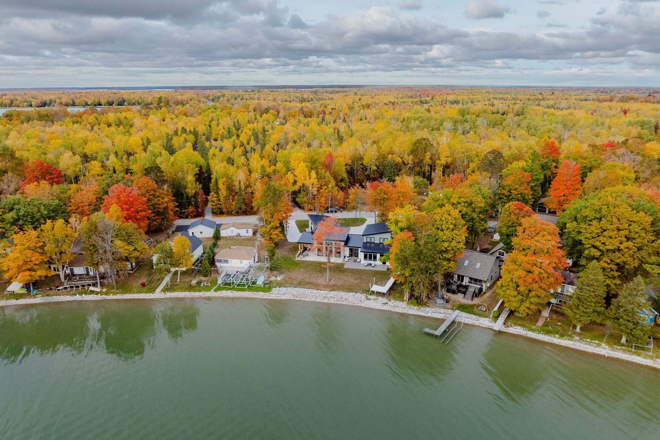 Truoba house by the lake